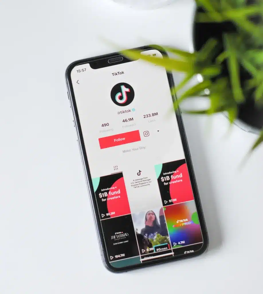 écran de smartphone affichant le réseau social TikTok et des vidéos courtes verticales